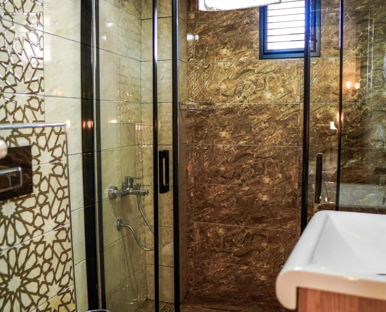 Laos Otel İstanbul