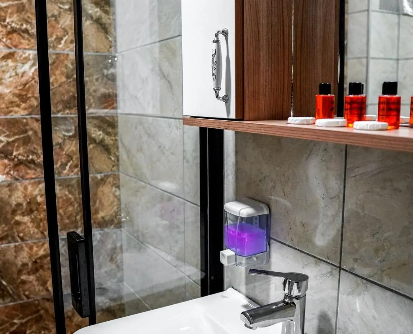 Laos Otel Istanbul Hotel